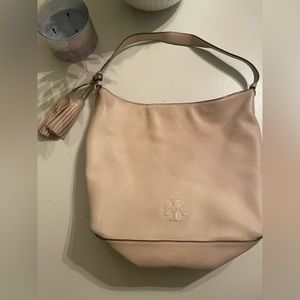Tory Burch blush shoulder bag with soft grain leather.